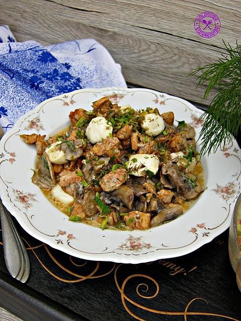 Kurczak w sosie pieczarkowo-koperkowym z kulkami mozzarelli