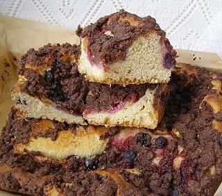 Owocowa drożdżówka z kakaową kruszonką