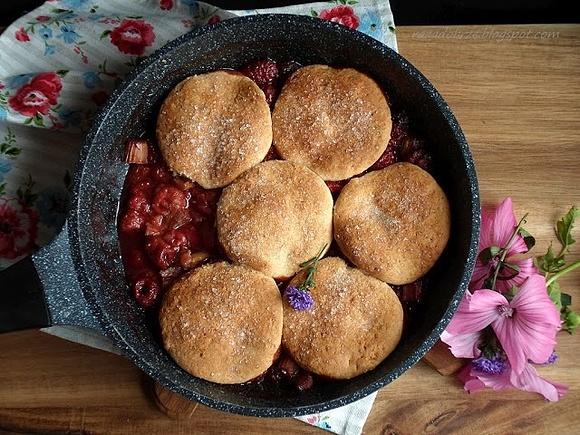 Wieczór panieński po duńsku i cobbler z rabarbarem i miodem