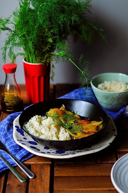Biała kapusta w sosie curry z sosem sojowym