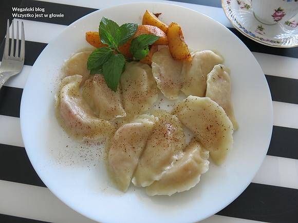 Pierogi ze śliwkami renklodami cynamonem i miętą - wegańskie, szybkie danie