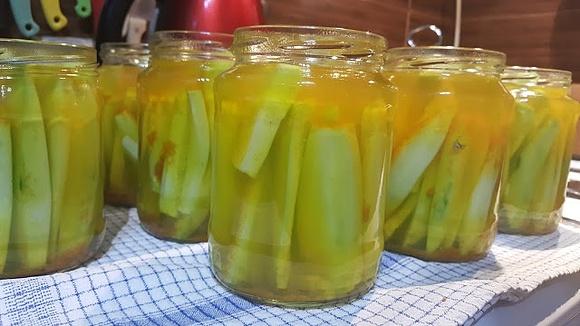 Pickle z kurkumą - przepis na ogórki w zalewie octowej z kurkumą