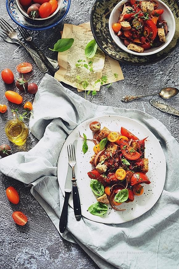 Panzanella – letnia sałatka z pomidorami i papryką