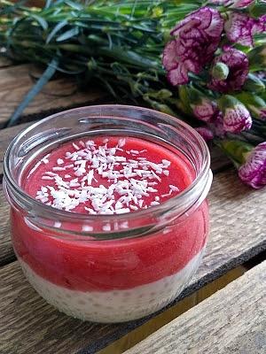 Kokosowy pudding z tapioki i musem truskawkowym