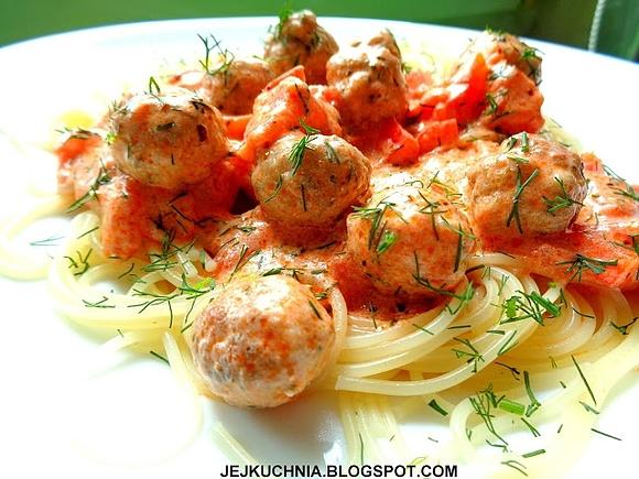 Spaghetti z mini pulpecikami w sosie pomidorowo-śmietanowym