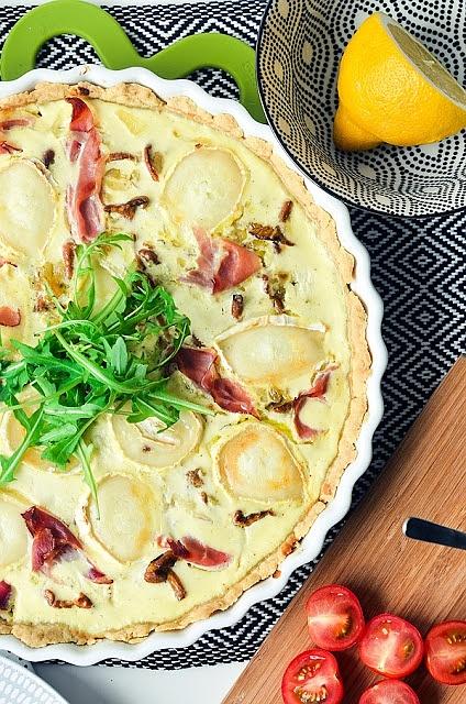 Tarta z kurkami, kozim serem i szynką szwardzwaldzką