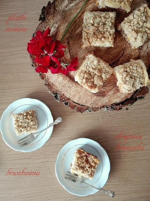 Ciasto owsiane z brzoskwiniami i kremem jogurtowym
