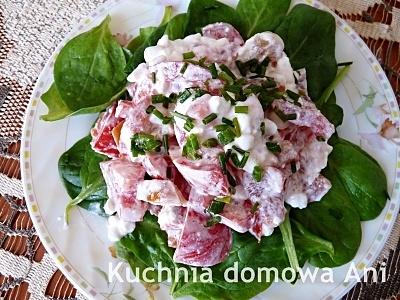 Sałatka ze świeżym szpinakiem i serkiem wiejskim