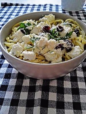 Spaghetti z fetą, pesto i żurawiną