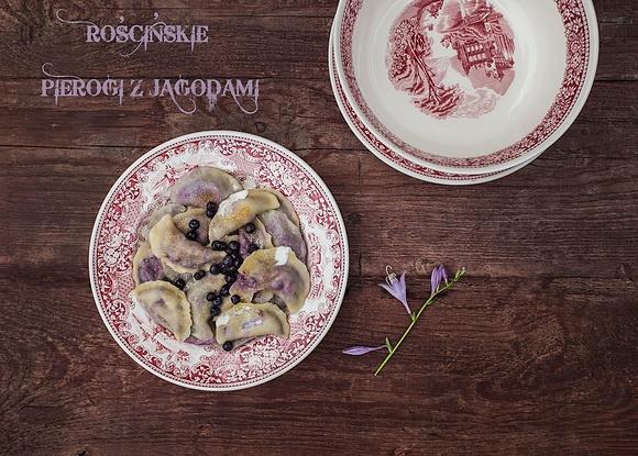 Pierogi z jagodami - klasyczne słodkie pierogi z ciastem i śmietanką