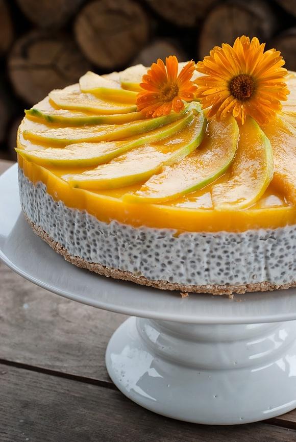 Kokosowy tort na zimno z mango i chia