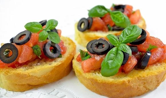 Bruschetta z pomidorami i bazylią - szybka i smaczna przekąska