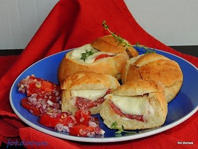 Bułki zapiekane z mozzarellą i salami
