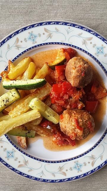 Pulpeciki z tofu z pieczonymi warzywami