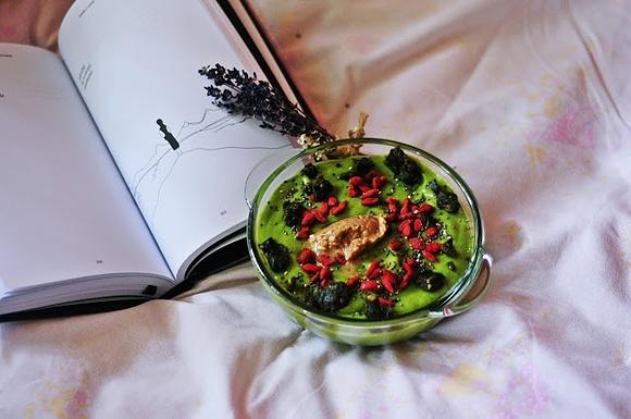 Zielony smoothiebowl ze szpinakiem, jagodami goji i nasionami chia