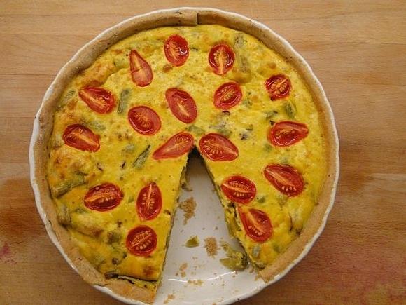 Tarta z fasolką szparagową, ziemniakami i pomidorkami koktajlowymi