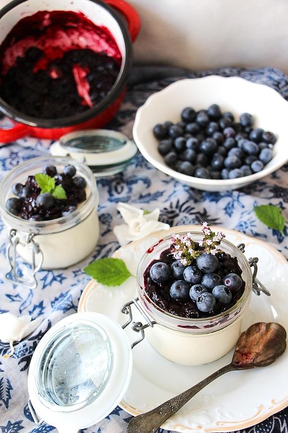 Waniliowa panna cotta z musem porzeczkowym bez śmietany