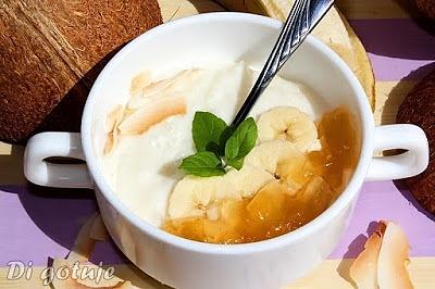 Pudding ryżowo-kokosowy z bananem i konfiturą morelowo-ananasową