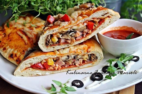 Domowa pizza calzone z farszem mięsnym i serowym
