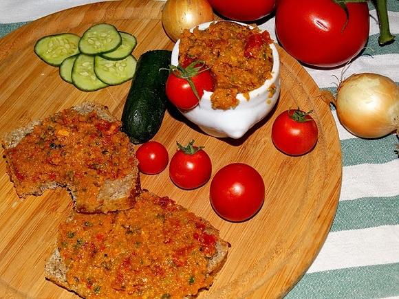 Tatar z cukinii i suszonych pomidorów