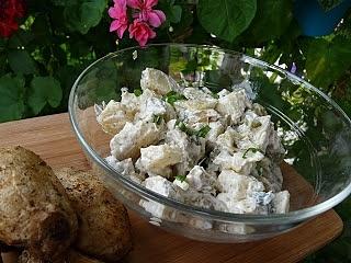 Sałatka w mundurowych ziemniakach