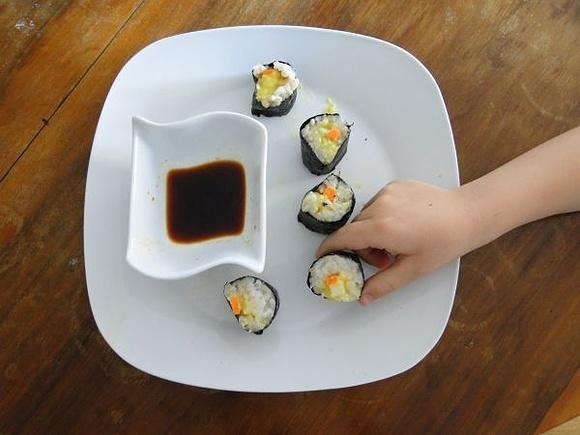 Wegańskie sushi z ryżu, warzyw i glonów na szybkie danie