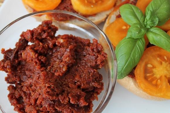 Winna pasta z salami i suszonych pomidorów