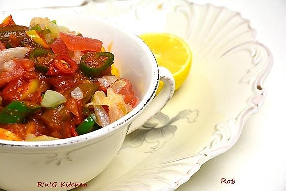 Okra w pikantnym sosie pomidorowym