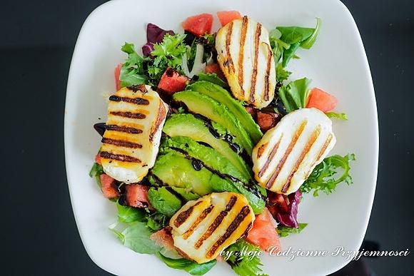Sałatka z serem halloumi, arbuzem i awokado