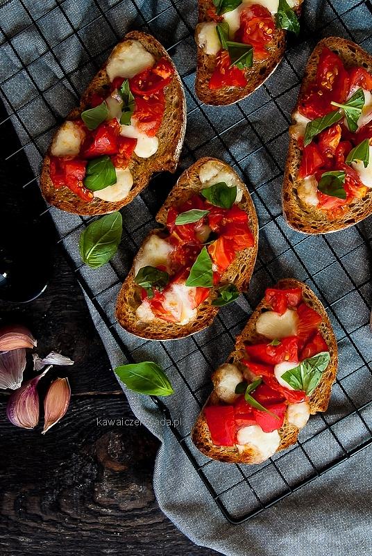 Bruschetta z pomidorami i mozzarellą