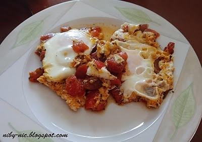 Szakszuka - jajka pieczone w pomidorach na lekki obiad