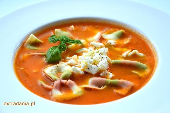 Zupa pomidorowa ze świeżych pomidorów z serem feta i makaronem