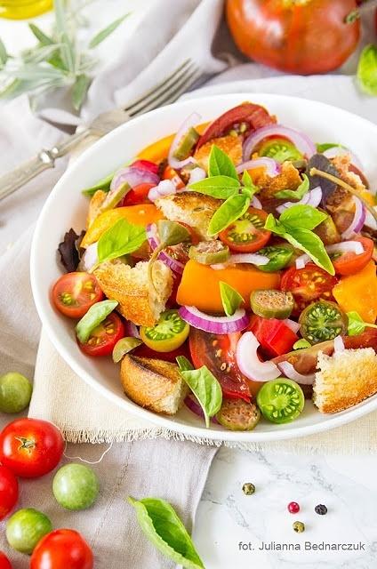 Panzanella - włoska sałatka z chleba i pomidorów