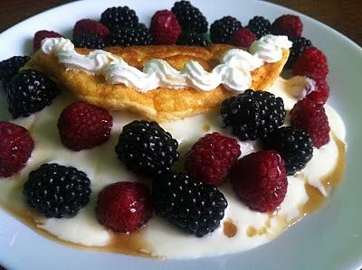 Puszysty omlet z letnimi owocami