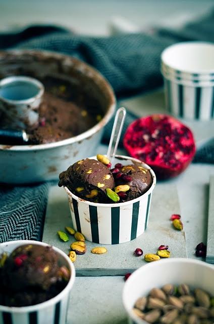 Wegańskie lody czekoladowe z pistacjami i granatem