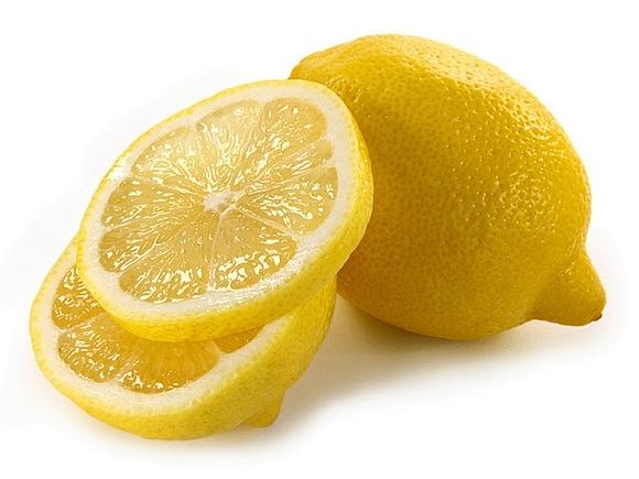 Lemoniada na gorące dni z cytryny i mięty