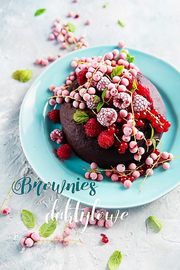 Brownie daktylowe z owocami lata