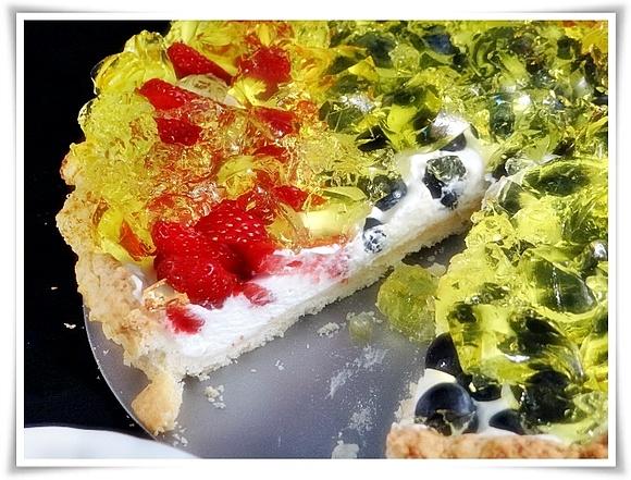 Tarta z truskawkami i borówkami z kremem mascarpone