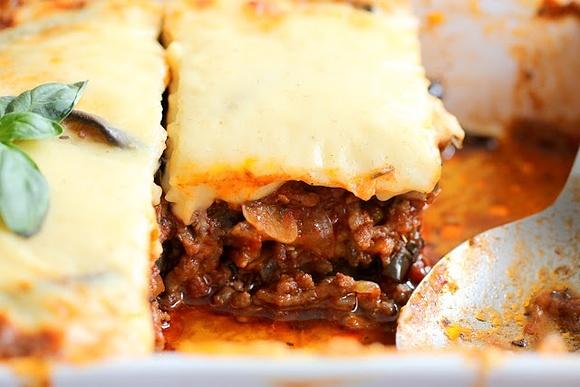 Moussaka – grecka zapiekanka z bakłażanem i mięsem