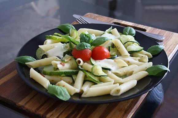 Makaron penne z cukinią i mozzarellą