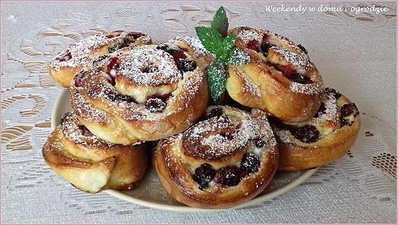 Drożdżowe ślimaki z serem i jeżynami