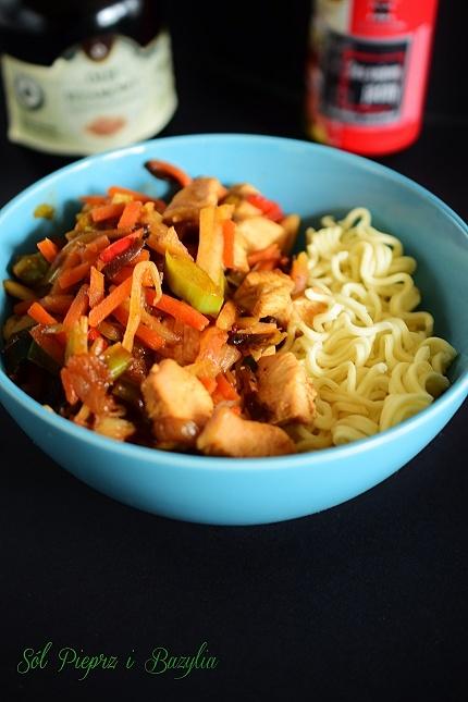 Makaron noodle z kurczakiem i warzywami w sosie sezamowym