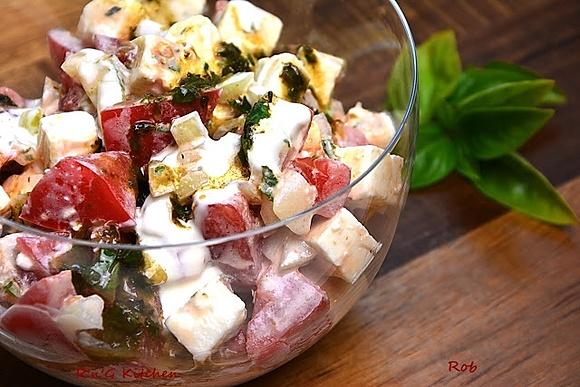 Sałatka z malinowych pomidorów i albańskim serem feta