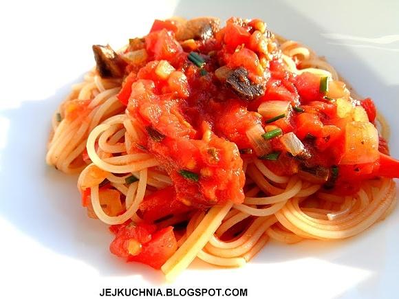 Makaron spaghetti ze świeżymi pomidorami i szczypiorkiem