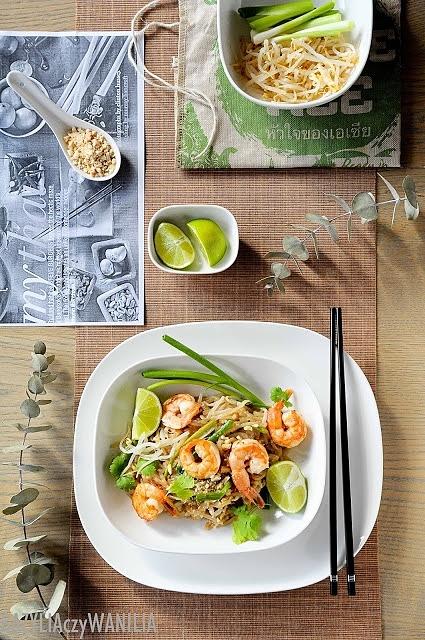 Klasyczny tajski makaron z krewetkami w woku Pad Thai