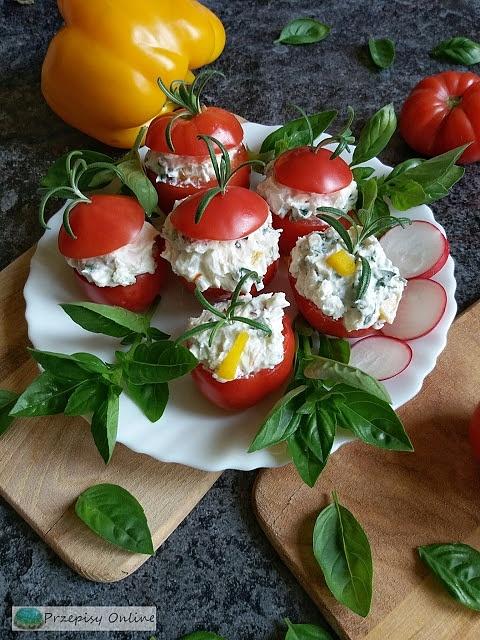 Pomidory faszerowane serem feta, rzodkiewką, papryką i bazylią