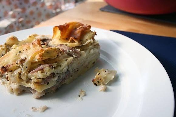Rigatoni zapiekane z białą kiełbasą