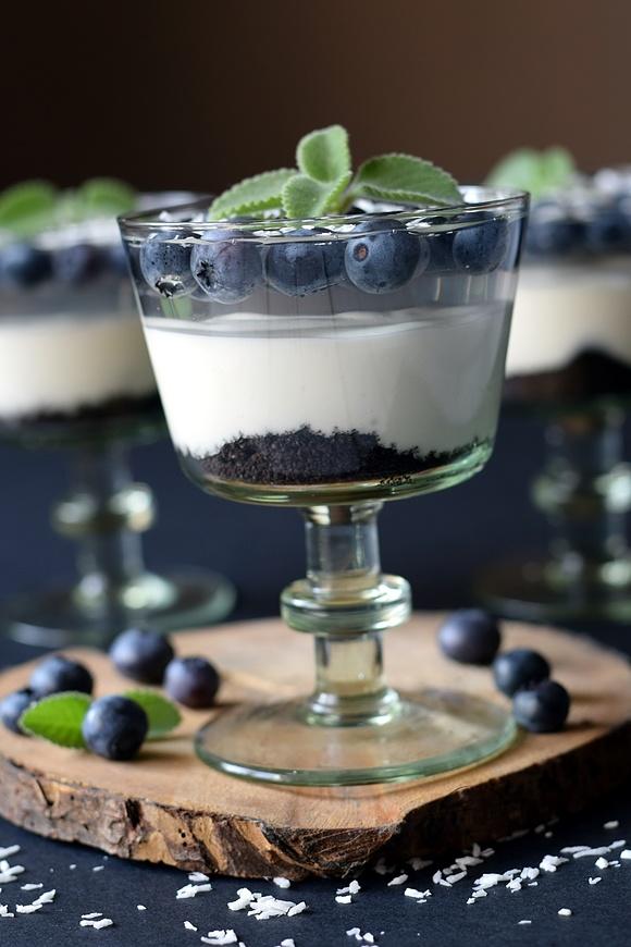Kokosowy deser z borówkami na podstawie mleczka kokosowego