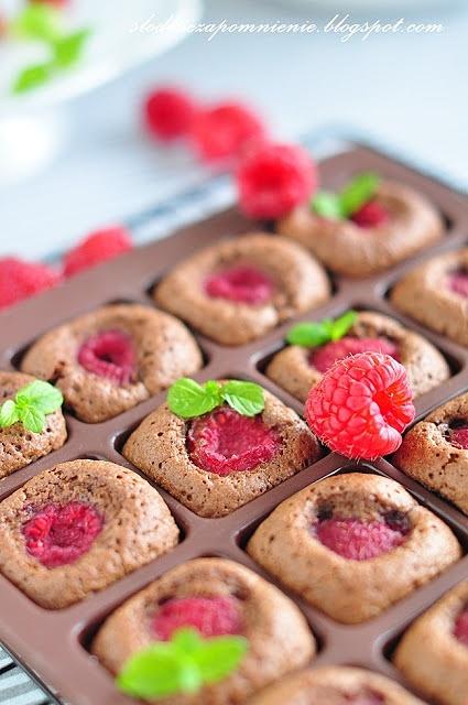 Kostka brownie z malinami