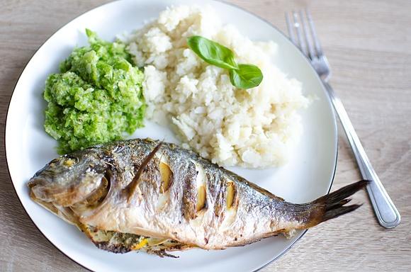 Pieczona dorada z ryżem z kalafiora i surówką Low Carb